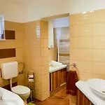 فيلة Bakos
